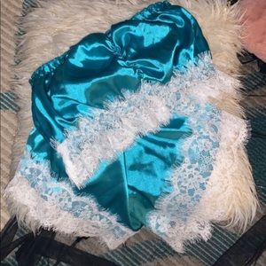 2piece set satin comes with a free pair of lashes